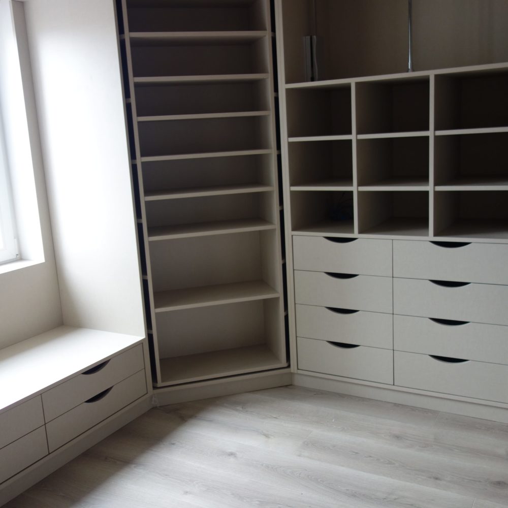 Fusteria de Castellví | Vestidor con zapatero giratorio | Masquefa