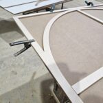 Detalle de montaje de marco arqueado en MDF con sargentos, taller de Martorell