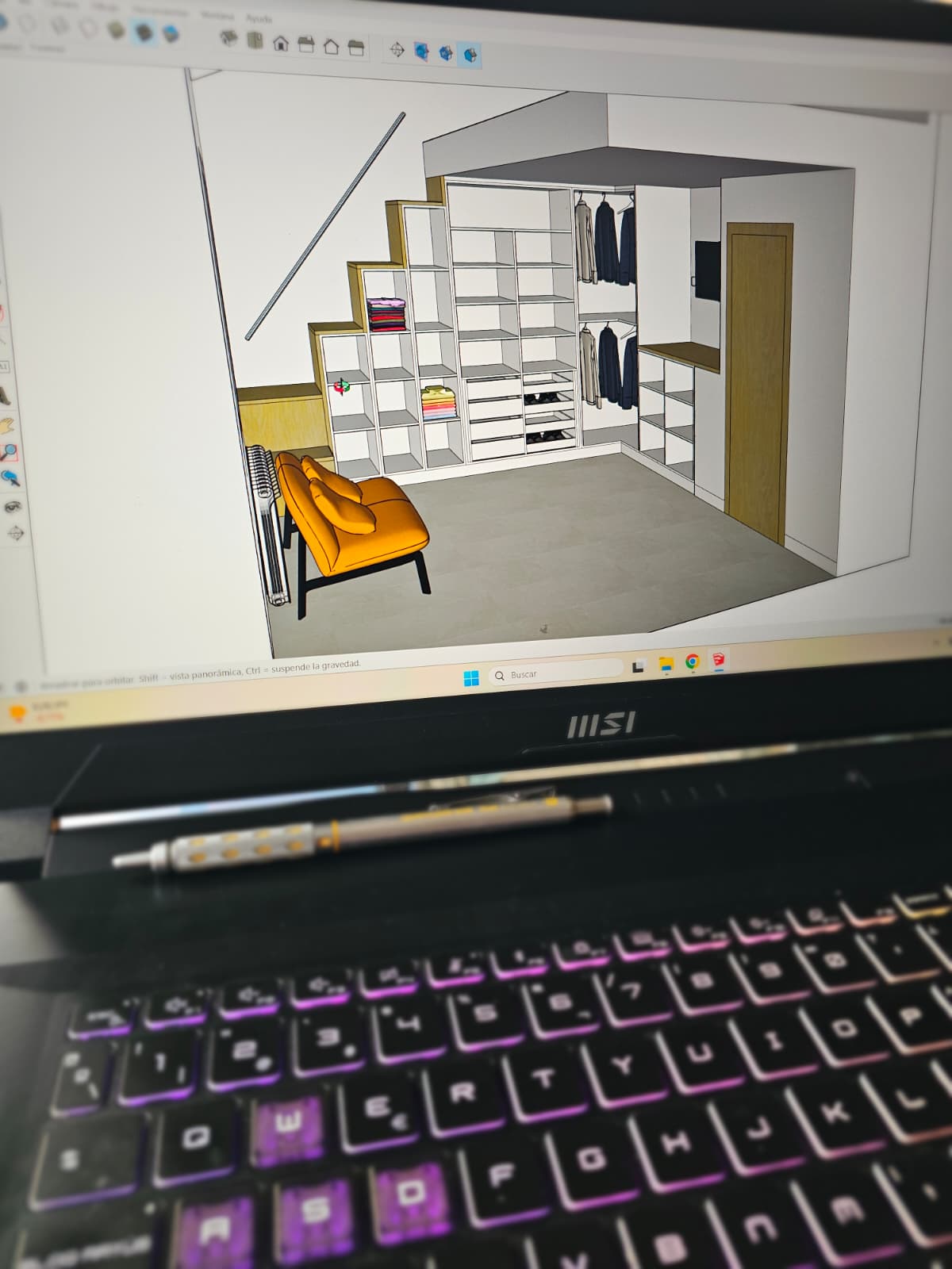 Diseño 3D de vestidor a medida bajo escalera Render 3D de vestidor bajo escalera con estanterías, barras de colgar y cajoneras