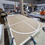 Fabricación de panel con arco y travesaños de madera, ajuste en taller de Martorell