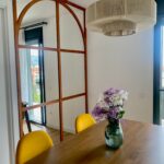 Vista general del mural con arco de madera entre salón y comedor, Martorell