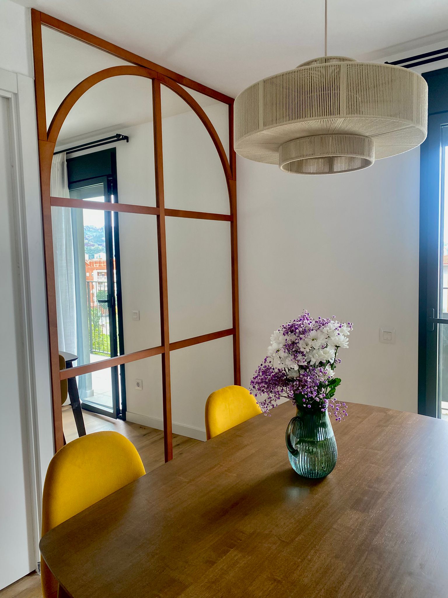 Vista general del mural con arco de madera entre salón y comedor, Martorell