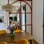 Mural con arco y cuarterones de madera instalado en comedor, Martorell